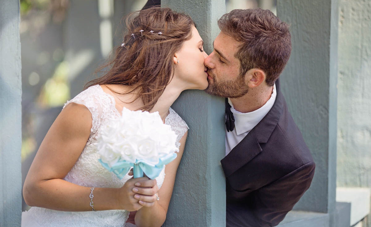 Romantic,Newlywed,Bride,And,Groom,Share,Sweet,Loving,Kiss,In Es hat noch freie Hochzeitstermine | Der Landanzeiger