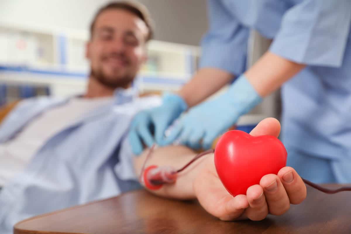 Young,Man,Making,Blood,Donation,In,Hospital,,Focus,On,Hand Aufruf zur Blutspende | Der Landanzeiger